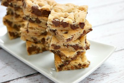 easy chocolate chip cookie bars with cake mix
